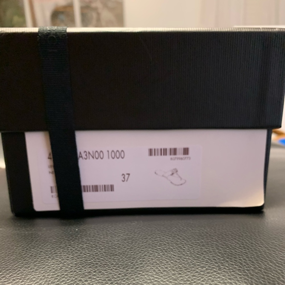 **SOLD** Gucci Leather Thong Sandal with Double G - Picture 4 of 12